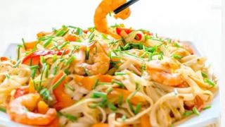 139. Spaghetti di soia con gamberi e verdure