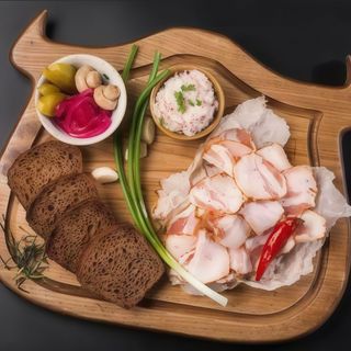 Дошка із салом власного посолу