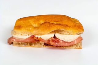 Focaccia con prosciutto crudo