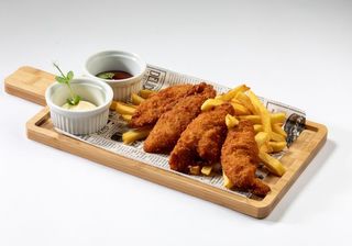 Fingers de pui crocante cu petale de cartofi prăjiți  si sos mayo & bbq 