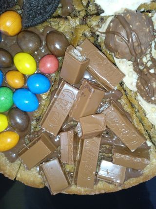Cookies pizza kitkat