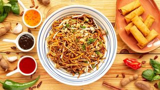 Chiński makaron z warzywami i kurczakiem