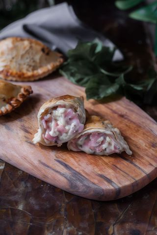 Empanada de jamón y queso