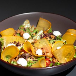 Салат з теплим качиним серцем та хурмою