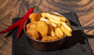 Nuggetsy z kurczaka z frytkami