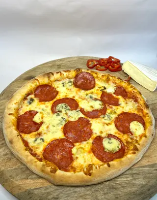 ,,OFERTA SPECIALĂ '' 1+1 Pizza Quattro Formagi Salami Picante