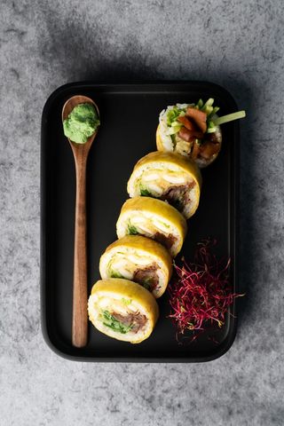 Tamago Łosoś, serek, ogóre, awokado, tykwa, sos mango