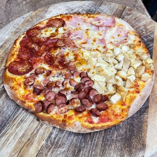 Pizza Quattro con Carni Ø32cm