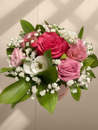 Малка кутия с роза и еустоми