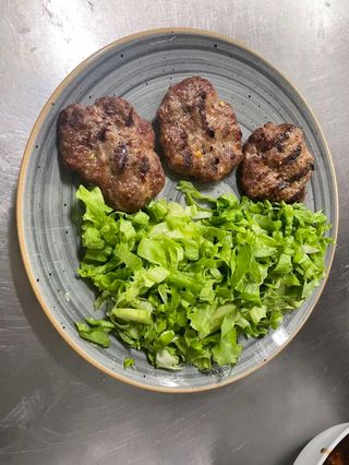 Агнешки кюфтета със зелена салата