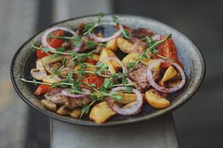 Телятина гриль з картоплею по селянськи  та томленими овочами (300 г)