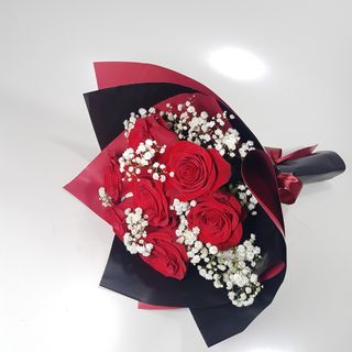 Buchet cu trandafiri rosii si gypso