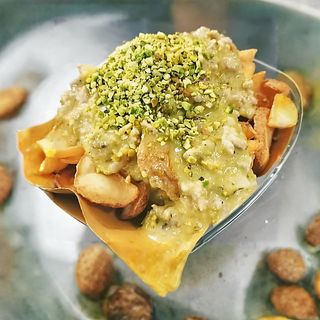 Patate dipper con cremosa al pistacchio e sbriciolata di salsiccia e g