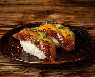 Nigiri de anguila flambeado