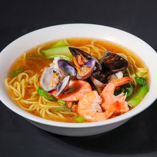 Spaghetti in brodo ai frutti di mare