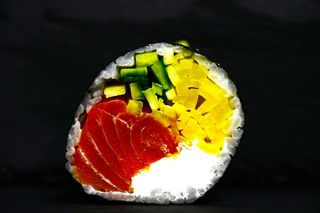 Futomaki wędzony łosoś, serek, warzywa 6 szt.