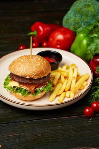 Бургер с котлетой и фри