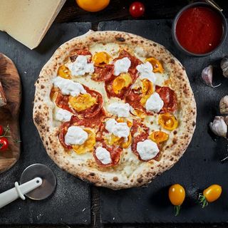 Spianata con stracciatella e Piennolo del Vesuvio