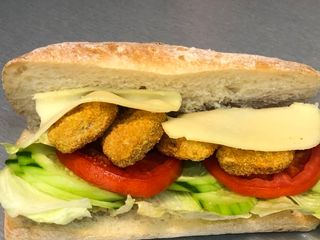 Сандвич с прясно изпечена чабата, панирани пилешки хапки и кашкавал