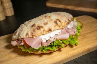 Sandwich cu prosciutto cotto