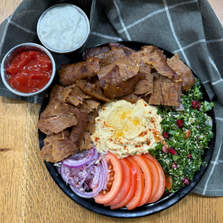 Vita cu hummus si salate la farfurie