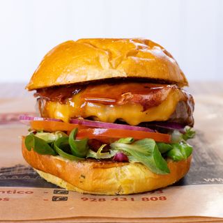 BBQ BACON BURGER CON PAPAS