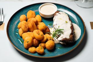 Odrezak u umaku od papra i mladi krompir 400gr - Steak in Pepper Sauce and Baby Potatoes