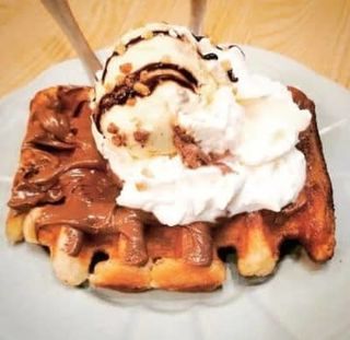 Gofre Con Nata Y Helado