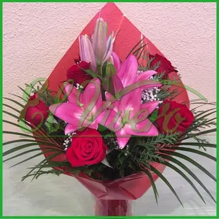 6 rosas y lilium 
