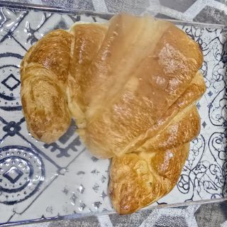 Croassant con atún y aguacate