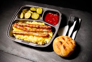 Meniu carnaciori de porc la gratar (~660g) + desert chec  (60g)