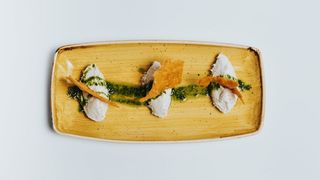 Baccalà mantecato, chips di polenta e dressing al prezzemolo