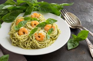 Makaron z krewetkami w sosie śmietanowym