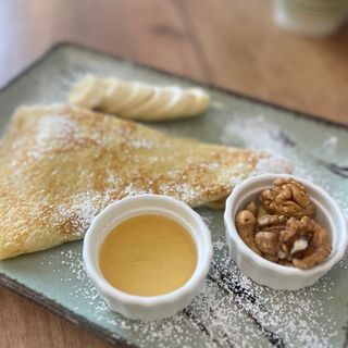 Млинець з медом та грецьким горіхом