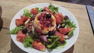Ensalada De Queso De Cabra Con Frutos Rojos Y Vinagreta