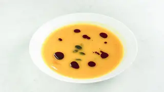 Juha od butternut tikve s bučinim sjemenkama i uljem