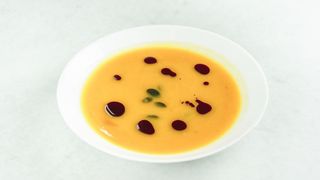 Juha od butternut tikve s bučinim sjemenkama i uljem 