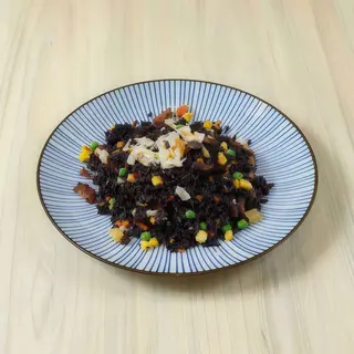 140. Arroz negro frito con hongos y carne ahumada