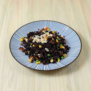 140. Arroz negro frito con hongos y carne ahumada