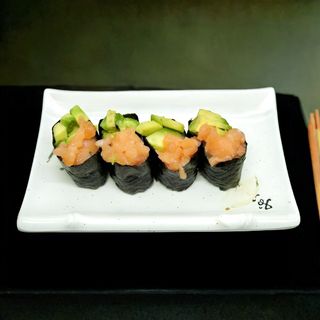 gunkan sushi salmon aguacate （2pza）