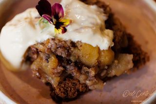 Desert cu pandispan , mere caramelizate si inghetata de vanilie