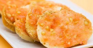 Tostadas De Pan, Tomate Y Aceite Oliva Virgen