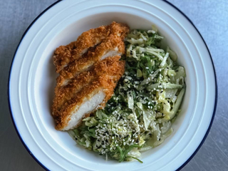 Салат із Чукою та куркою панко (205г)