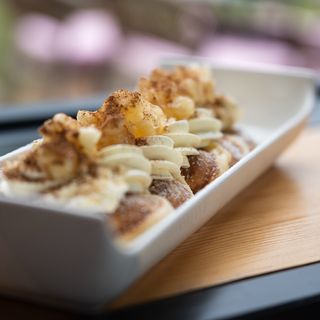 Bubble Waffle jabuka, cimet, vanila krem, šlag