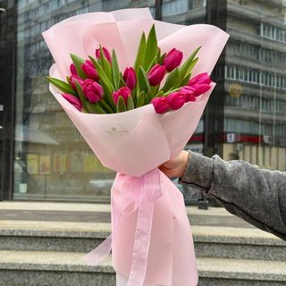 Букет з 15 малинових тюльпанів