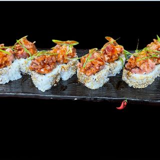 Uramaki de Atún con Toque Picante 