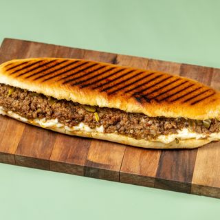 სენდვიჩი ხორცით და მოცარელათი