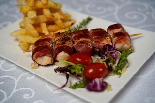 Rolovani pileći raznjić 200g + 150g pomfrita