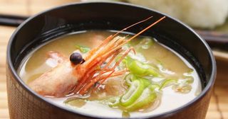 Miso shiro con scampi