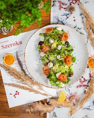 Sałata z marynowanym łososiem